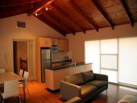 Ethelton Serviced Apartments - Accommodation Gladstone 0