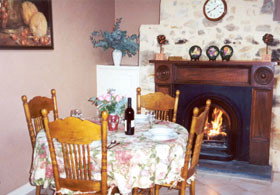 Burdett's Waratah Cottage - Accommodation Gladstone 0