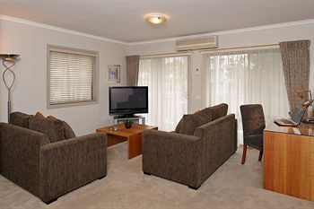Ringwood Royale - Accommodation Gladstone 2