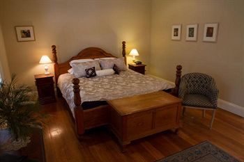 Tizzana Winery Bed & Breakfast - Accommodation Gladstone 2