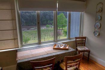 Tizzana Winery Bed & Breakfast - Accommodation Gladstone 4