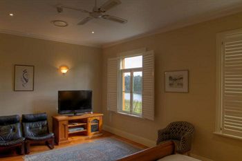 Tizzana Winery Bed & Breakfast - Accommodation Gladstone 5