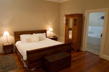 Tizzana Winery Bed & Breakfast - Accommodation Gladstone 11