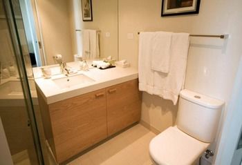 Apartments Melbourne Domain - Docklands - Accommodation Gladstone 12