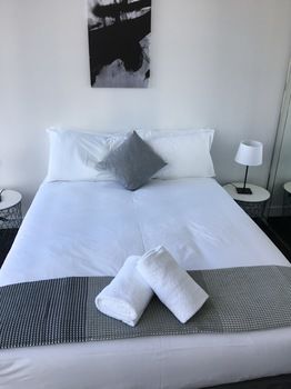 Apartments Melbourne Domain - Docklands - Accommodation Gladstone 56