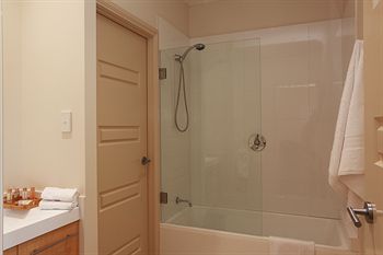 H Boutique Hotel - Accommodation Gladstone 4