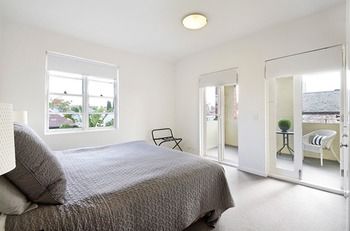 Albert Road Serviced Apartments - Accommodation Gladstone 0