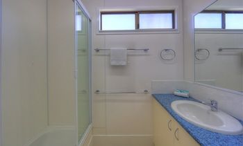 Alex Beach Cabins - Accommodation Gladstone 31