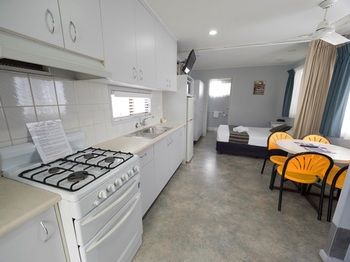 Alex Beach Cabins - Accommodation Gladstone 32