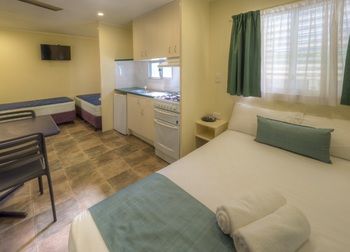 Alex Beach Cabins - Accommodation Gladstone 35