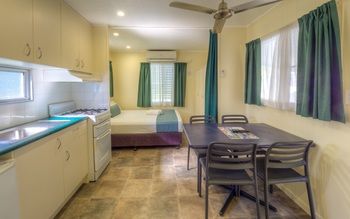 Alex Beach Cabins - Accommodation Gladstone 36