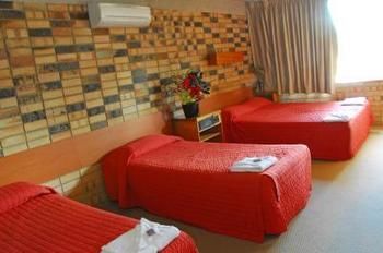 Palms Hotel Motel Chullora - Accommodation Gladstone 0