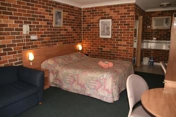 Forest Lodge Motor Inn & Restaurant - Accommodation Gladstone 0