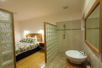 Coverdales B & B At Eumundi - Accommodation Gladstone 2