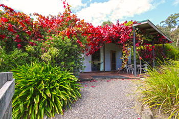 Valley Farm Vineyard Cottages - Accommodation Gladstone 4