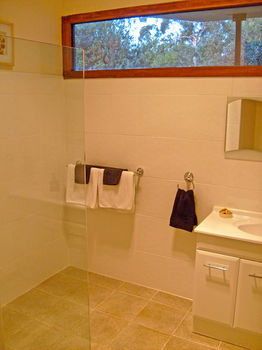 Valley Farm Vineyard Cottages - Accommodation Gladstone 12