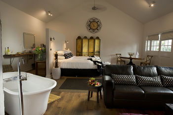 The Villa - Country House Retreat - Accommodation Gladstone 4