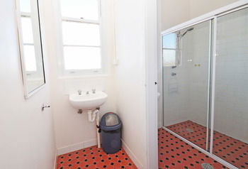The Hallows Accommodation - Accommodation Gladstone 21