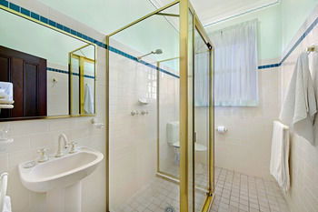 CBC Bed & Breakfast & Cafe - Accommodation Gladstone 10