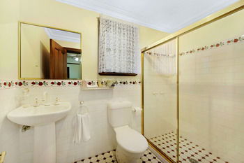 CBC Bed & Breakfast & Cafe - Accommodation Gladstone 11