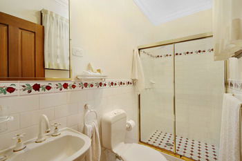 CBC Bed & Breakfast & Cafe - Accommodation Gladstone 28