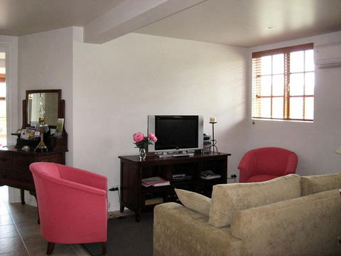 Amble In Cottage - Accommodation Gladstone 1