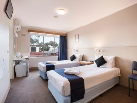 Carlyle Hotel - Accommodation Gladstone 2