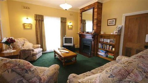 Airleigh-Rose Cottage - Accommodation Gladstone 2