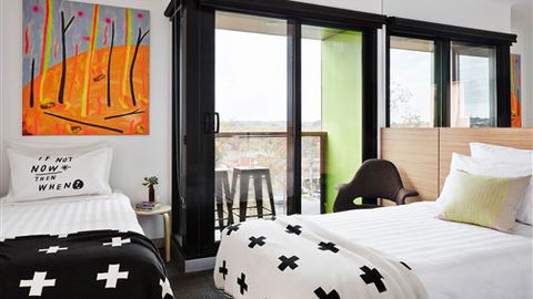 The Schaller Studio - Accommodation Gladstone 2