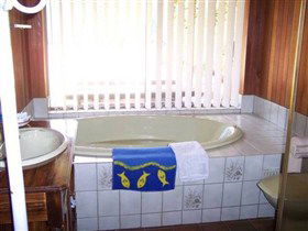 Botts Beach Retreat - Accommodation Gladstone 3