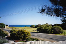 Botts Beach Retreat - Accommodation Gladstone 2