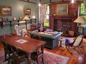 Buxton Manor - Musica Viva Apartment - Accommodation Gladstone 0
