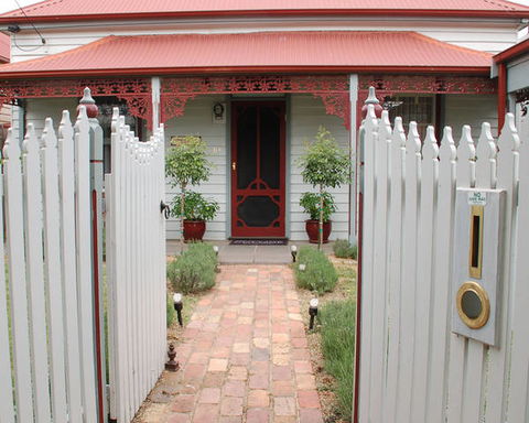 Airleigh Rose Cottage - Accommodation Gladstone 0