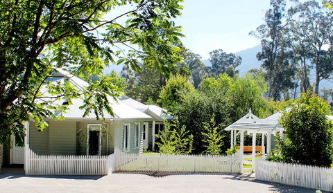 Amelina Cottages - Accommodation Gladstone 0