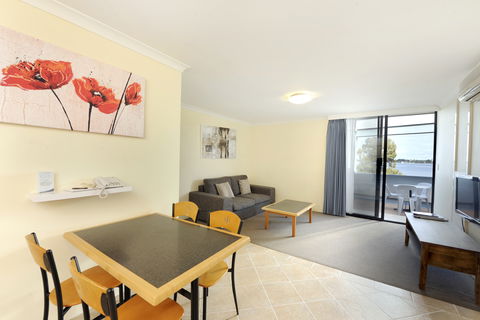 Assured Waterside Apartments - Accommodation Gladstone 2