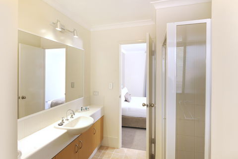 Assured Waterside Apartments - Accommodation Gladstone 7