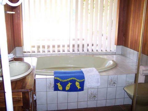 Bott's Beach Retreat - Accommodation Gladstone 3