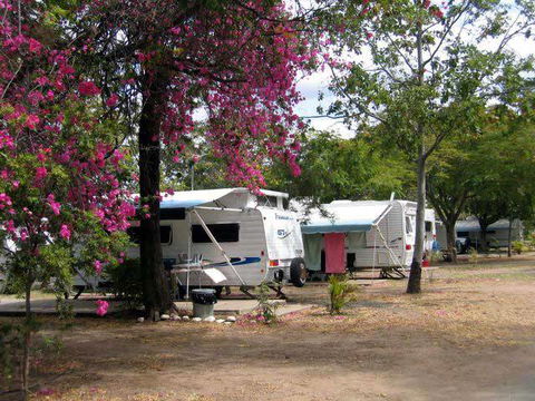 Emerald Cabin & Caravan Village - Accommodation Gladstone 3