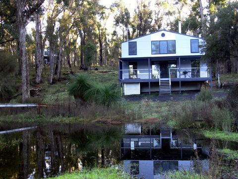 Hidden Grove Retreat - Accommodation Gladstone 0
