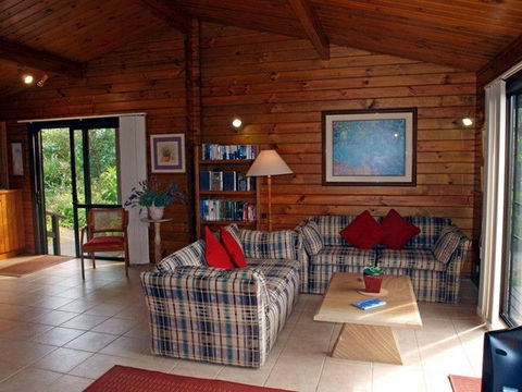 Lavendula Garden Cottage - Accommodation Gladstone 0