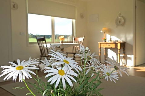 Little Lake Cottage B&B - Accommodation Gladstone 0