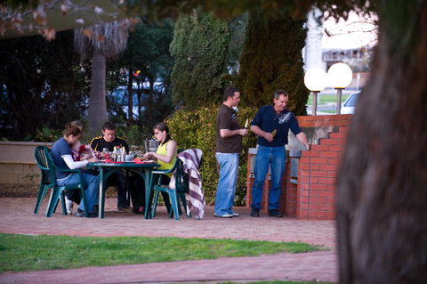 Loxton Hotel - Accommodation Gladstone 2