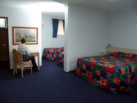 NOAH'S Mid City Motor Inn - Accommodation Gladstone 3