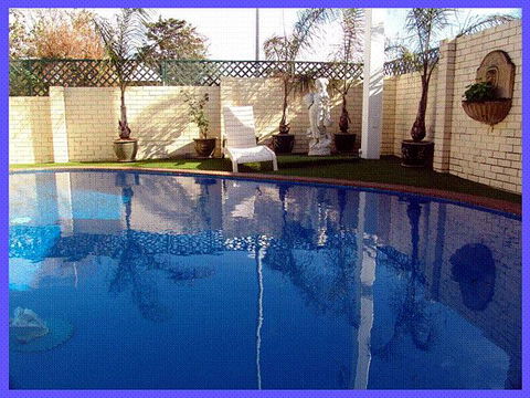 NOAH'S Mid City Motor Inn - Accommodation Gladstone 0