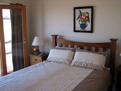 Strath Valley View B And B - Accommodation Gladstone 2