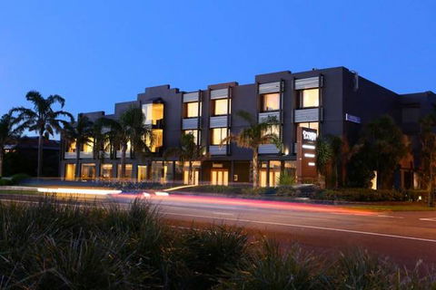 The Brighton Savoy Hotel - Accommodation Gladstone 0