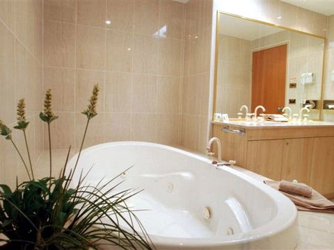 Hermitage Campbelltown - Accommodation Gladstone 2