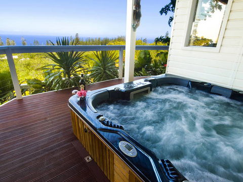 The White House Ocean View Spa Villa - Accommodation Gladstone 0