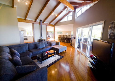 The White House Ocean View Spa Villa - Accommodation Gladstone 2