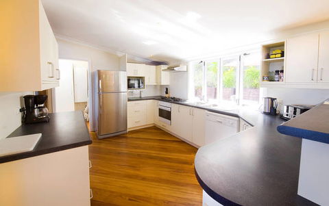 The White House Ocean View Spa Villa - Accommodation Gladstone 3